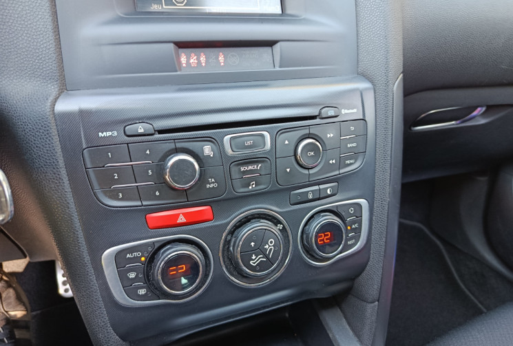 Citroën DS4 1.6 HDI 115 CH - SO CHIC - Distrib faite - Clim Auto - Radars - Bluetooth