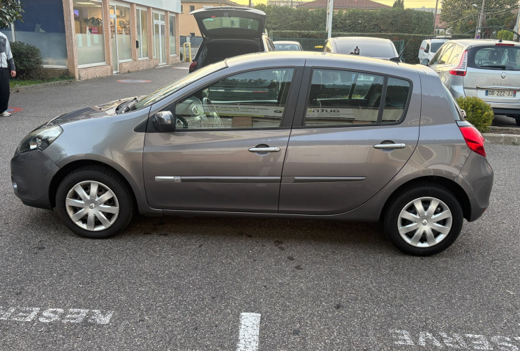 Renault Clio 3 1.2 16V 75 eco2 TomTom Live 