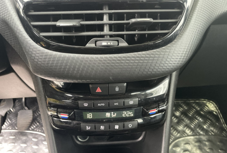 Peugeot 2008  1.5 BLUEHDI ALLURE 102 / GRIP CONTROL / RADAR DE RECUL