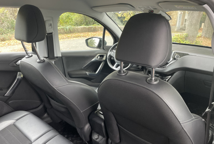 Peugeot 2008  1.5 BLUEHDI ALLURE 102 / GRIP CONTROL / RADAR DE RECUL