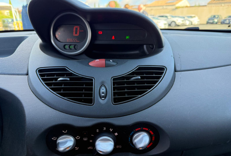 Renault Twingo PHASE 2 1.2 i 75 LIFE / FAIBLE KM / DISTRIBUTION NEUVE / GARANTIE 12 MOIS 