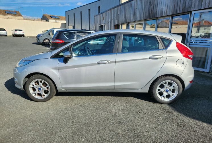 Ford Fiesta 1.4i 96 TITANIUM / TRÉS BON ÉTAT / IDÉAL JEUNE CONDUCTEUR / GARANTIE 12 MOIS