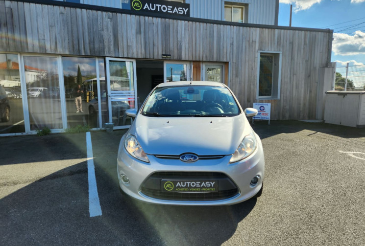 Ford Fiesta 1.4i 96 TITANIUM / TRÉS BON ÉTAT / IDÉAL JEUNE CONDUCTEUR / GARANTIE 12 MOIS
