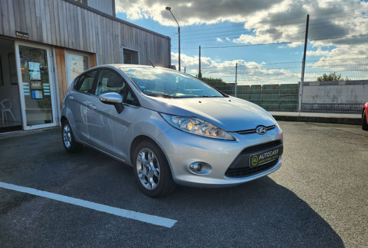 Ford Fiesta 1.4i 96 TITANIUM / TRÉS BON ÉTAT / IDÉAL JEUNE CONDUCTEUR / GARANTIE 12 MOIS