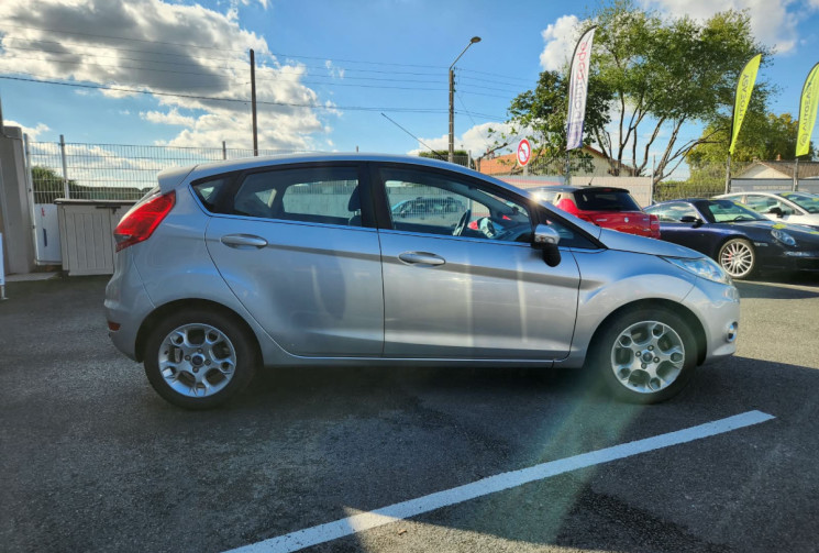 Ford Fiesta 1.4i 96 TITANIUM / TRÉS BON ÉTAT / IDÉAL JEUNE CONDUCTEUR / GARANTIE 12 MOIS