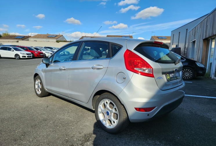 Ford Fiesta 1.4i 96 TITANIUM / TRÉS BON ÉTAT / IDÉAL JEUNE CONDUCTEUR / GARANTIE 12 MOIS