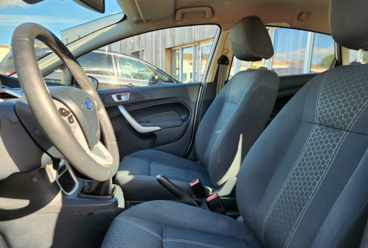 Ford Fiesta 1.4i 96 TITANIUM / TRÉS BON ÉTAT / IDÉAL JEUNE CONDUCTEUR / GARANTIE 12 MOIS