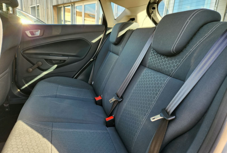 Ford Fiesta 1.4i 96 TITANIUM / TRÉS BON ÉTAT / IDÉAL JEUNE CONDUCTEUR / GARANTIE 12 MOIS