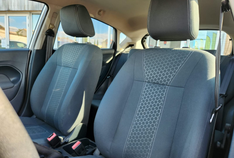 Ford Fiesta 1.4i 96 TITANIUM / TRÉS BON ÉTAT / IDÉAL JEUNE CONDUCTEUR / GARANTIE 12 MOIS