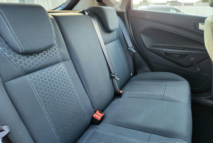 Ford Fiesta 1.4i 96 TITANIUM / TRÉS BON ÉTAT / IDÉAL JEUNE CONDUCTEUR / GARANTIE 12 MOIS