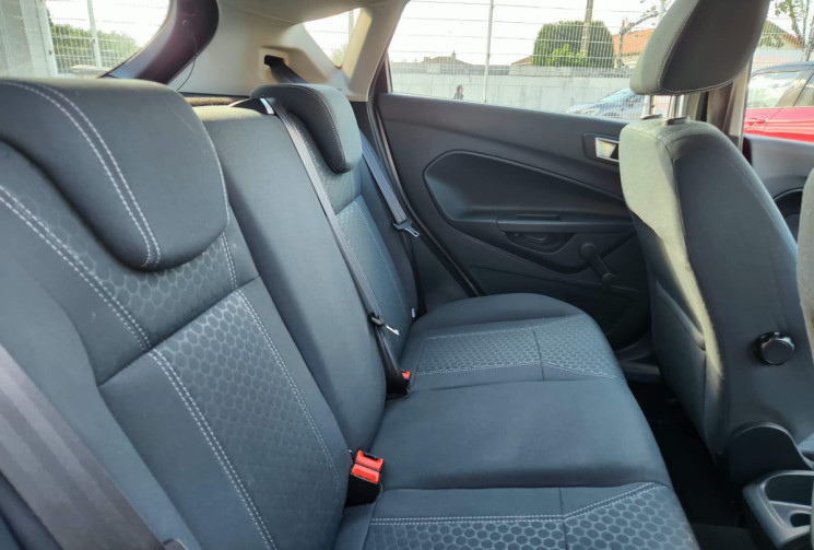 Ford Fiesta 1.4i 96 TITANIUM / TRÉS BON ÉTAT / IDÉAL JEUNE CONDUCTEUR / GARANTIE 12 MOIS