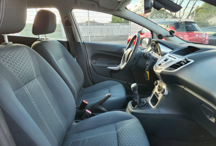 Ford Fiesta 1.4i 96 TITANIUM / TRÉS BON ÉTAT / IDÉAL JEUNE CONDUCTEUR / GARANTIE 12 MOIS