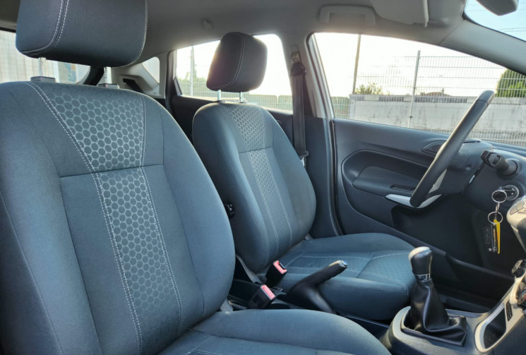 Ford Fiesta 1.4i 96 TITANIUM / TRÉS BON ÉTAT / IDÉAL JEUNE CONDUCTEUR / GARANTIE 12 MOIS