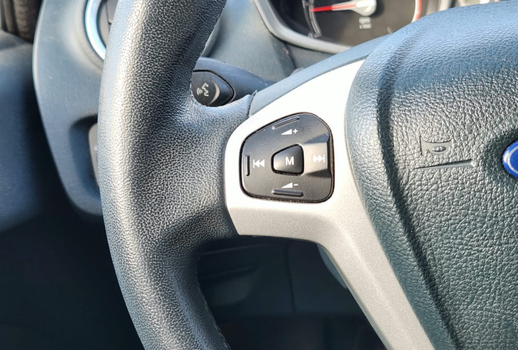 Ford Fiesta 1.4i 96 TITANIUM / TRÉS BON ÉTAT / IDÉAL JEUNE CONDUCTEUR / GARANTIE 12 MOIS
