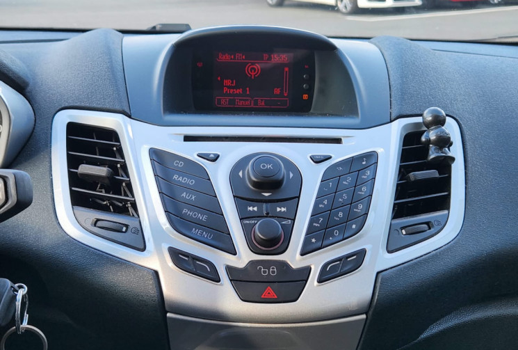 Ford Fiesta 1.4i 96 TITANIUM / TRÉS BON ÉTAT / IDÉAL JEUNE CONDUCTEUR / GARANTIE 12 MOIS