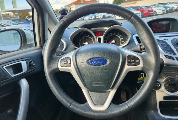 Ford Fiesta 1.4i 96 TITANIUM / TRÉS BON ÉTAT / IDÉAL JEUNE CONDUCTEUR / GARANTIE 12 MOIS