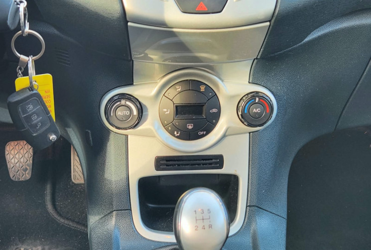 Ford Fiesta 1.4i 96 TITANIUM / TRÉS BON ÉTAT / IDÉAL JEUNE CONDUCTEUR / GARANTIE 12 MOIS