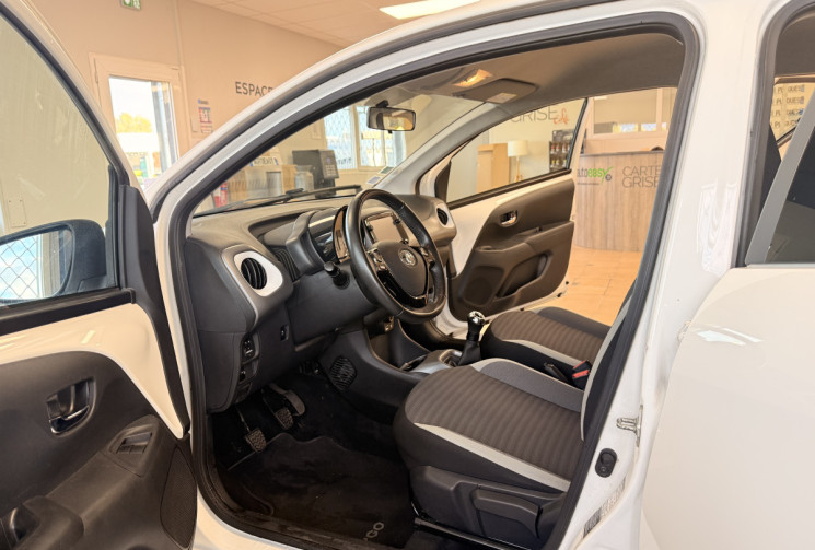 Toyota Aygo 5 PORTES Phase 2 1.0 VVTI 12V 72 / X PLAY APP / 1ERE MAIN 