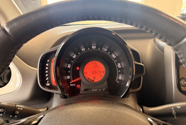 Toyota Aygo 5 PORTES Phase 2 1.0 VVTI 12V 72 / X PLAY APP / 1ERE MAIN 
