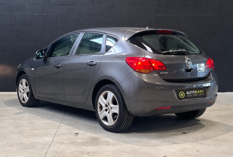 Opel Astra 1.7 CDTI 110cv ENJOY 2011 / COURROIE CHANGÉE EN 2025