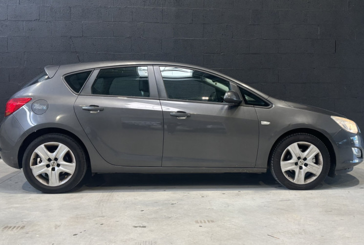 Opel Astra 1.7 CDTI 110cv ENJOY 2011 / COURROIE CHANGÉE EN 2025