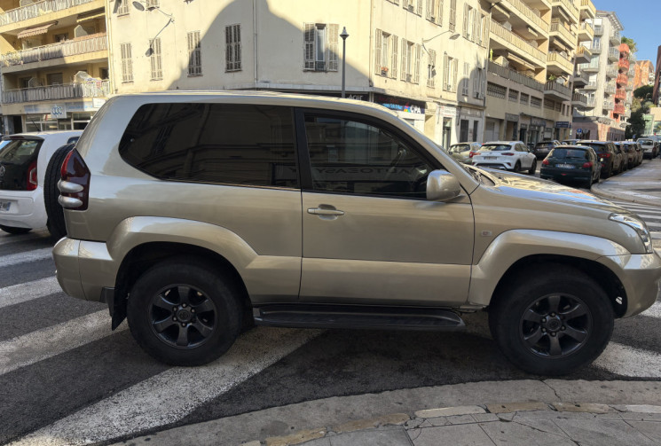 Toyota Land Cruiser 3.0 D4D KDJ 163 CH CLIMATISATION / 4 ROUES MOTRICES