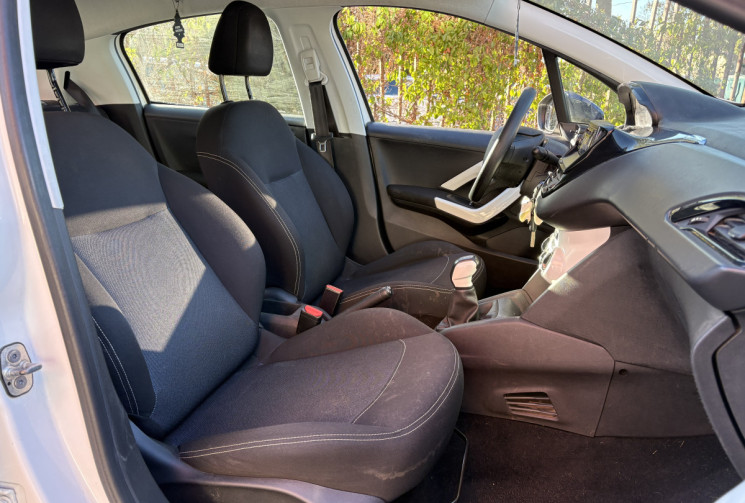 Peugeot 208 1.2 68cv LIKE / 1ere main / Clim / Suivi complet / distribution changée / 2018 / 99000km