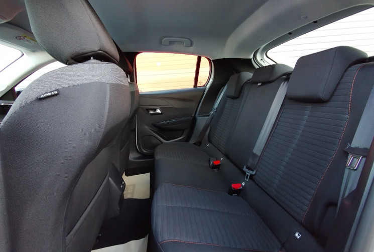 Peugeot 208 1.2 PureTech 100  EAT8 Active Pack / 15.000 km