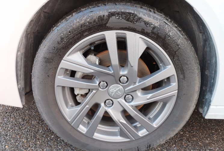 Peugeot 208 1.2 PureTech 100  EAT8 Active Pack / 15.000 km