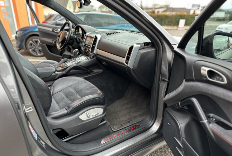 PORSCHE CAYENNE GTS