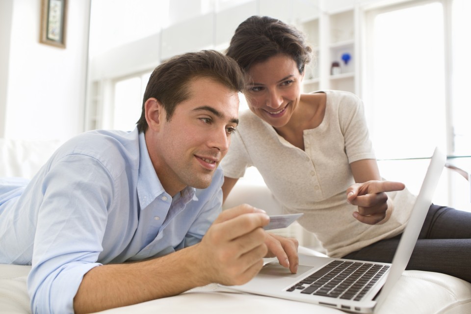 Couple devant PC portable
